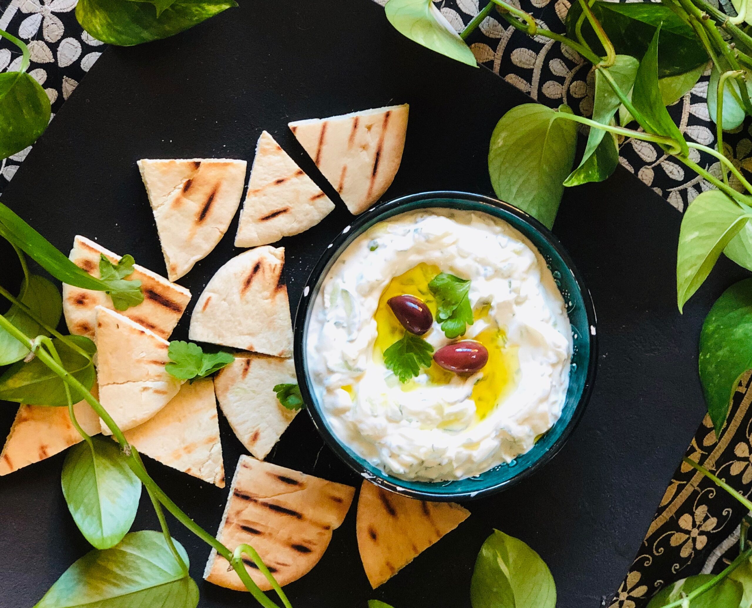 Nydelig tzatziki med revet agurk, kalamata oliven, hvitløk og pitabrød