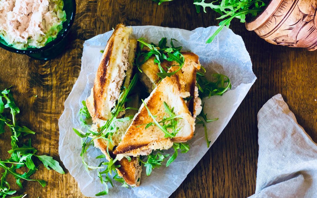 Tuna melt-sandwich med tunfiskrøre, ruccola og cheddar