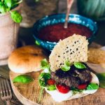 Italiensk hamburger med rød tomatsaus, mozzarella, pesto, tomater, basilikum og parmesanchips