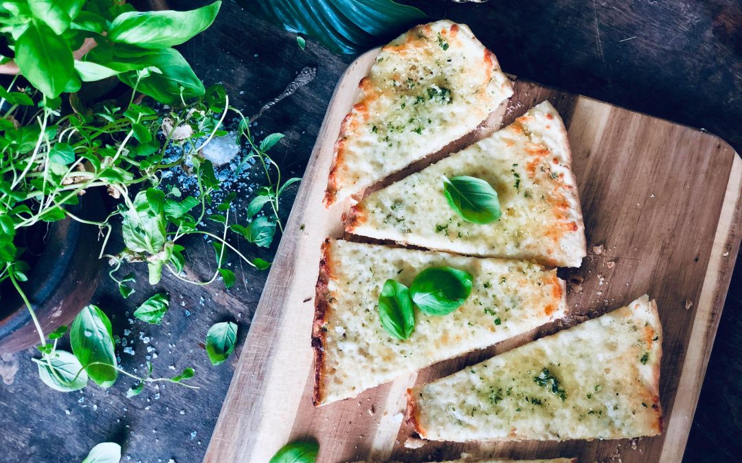 Cheesy ostepizza med hvitløkssmør, mozzarella, oregano og basilikum