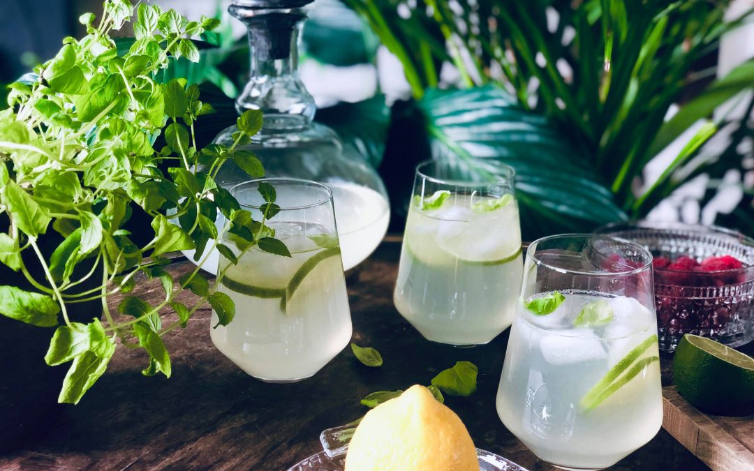 Sommerlig lemonade med sitron, lime og mynteblader