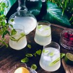 Sommerlig lemonade med sitron, lime og mynteblader