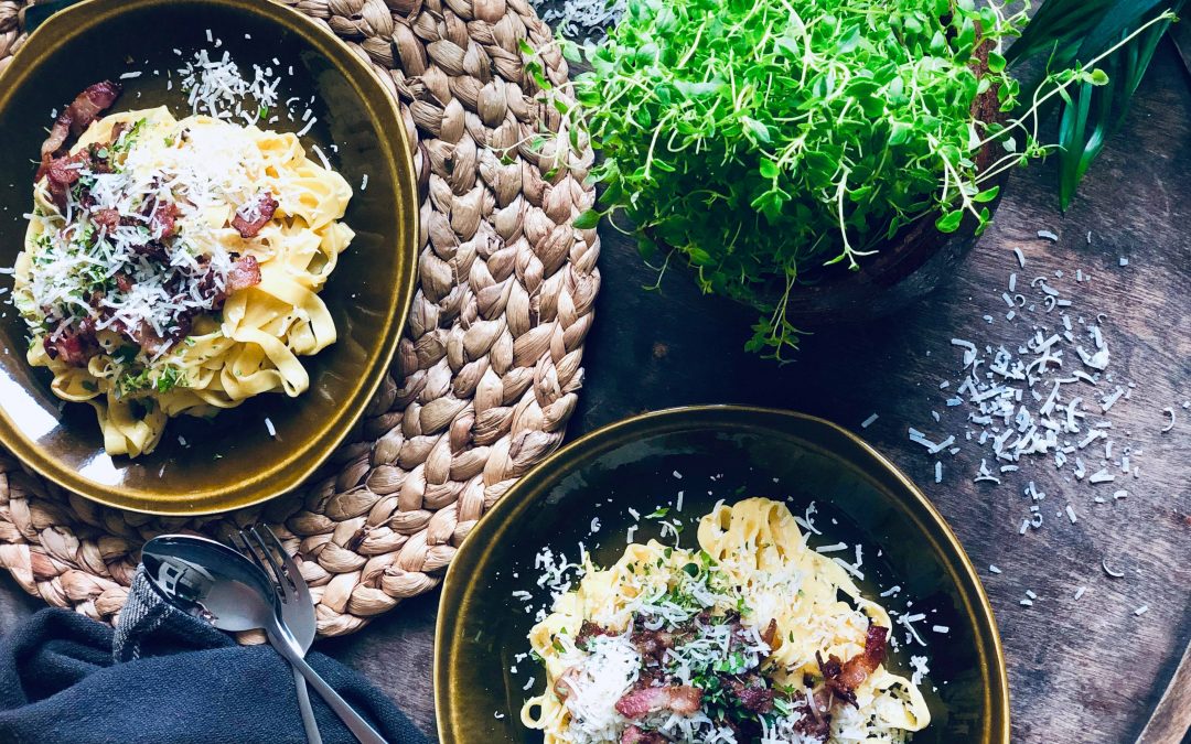 Kremete pasta carbonara med parmesan, bacong og timian