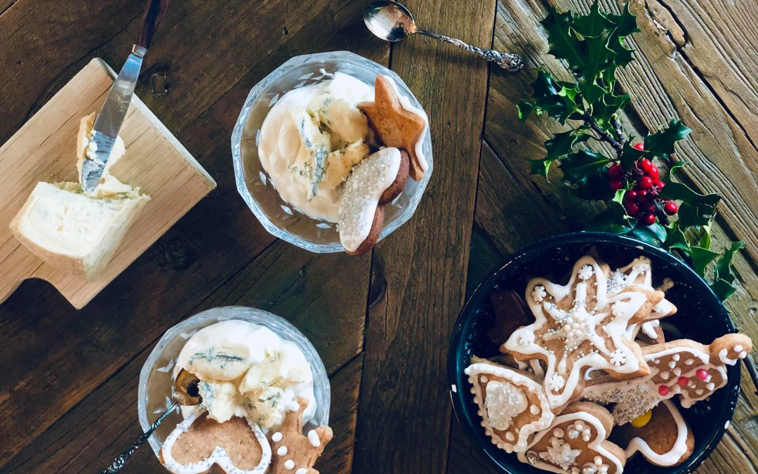 Yoghurt med pepperkaker, honning og blåmuggost