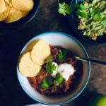 Chili con carne med nachos, rømme, guacamole og koriander