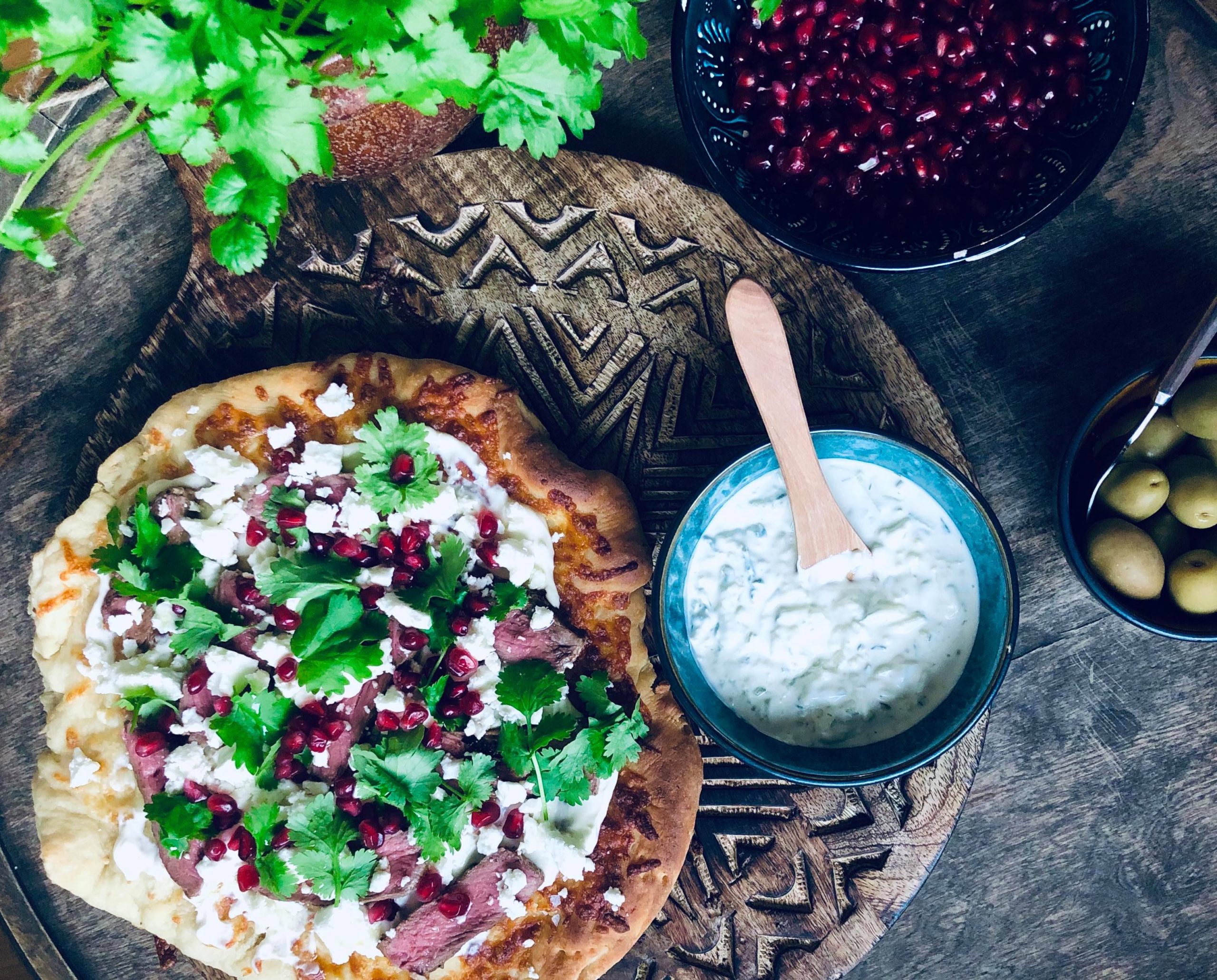 Toppet nanbrød med tzatziki