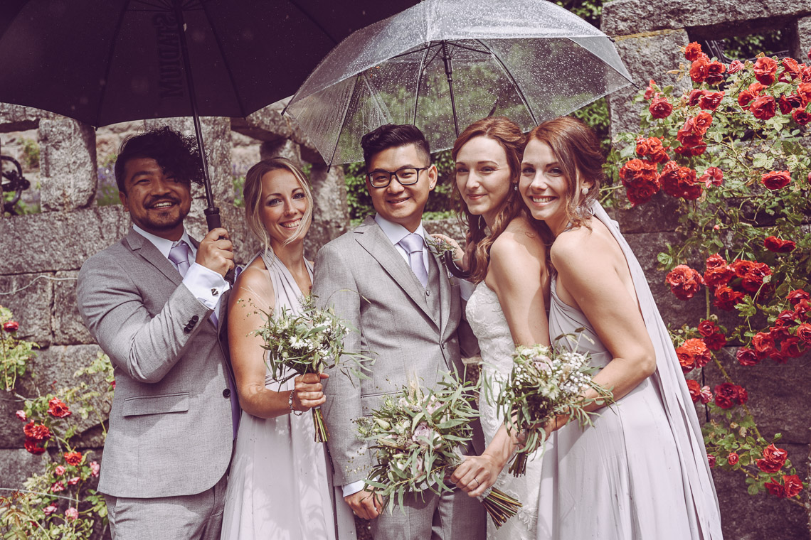 bröllopsporträtt vid Teleborgs slott brudfölje regn på bröllopet priser bröllopsfotograf