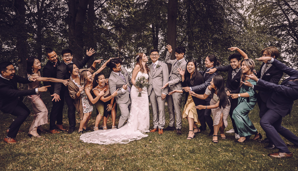 kreativ gruppbild gruppfotografering bröllop i växjö villa vik