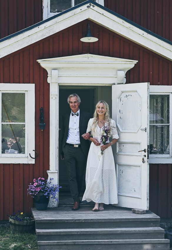 Johan och Jonna Jintons bröllop bröllopsporträtt Sandra Hila lantbröllop i norrland