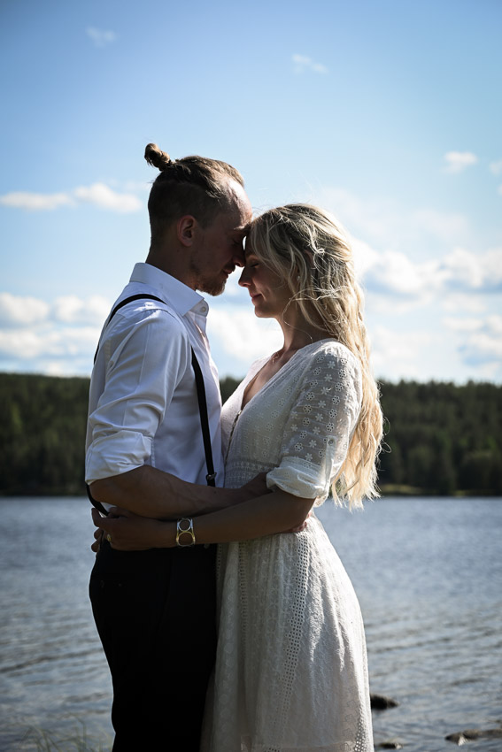 Johan och Jonna Jintons bröllop bröllopsporträtt Sandra Hila lantbröllop i norrland