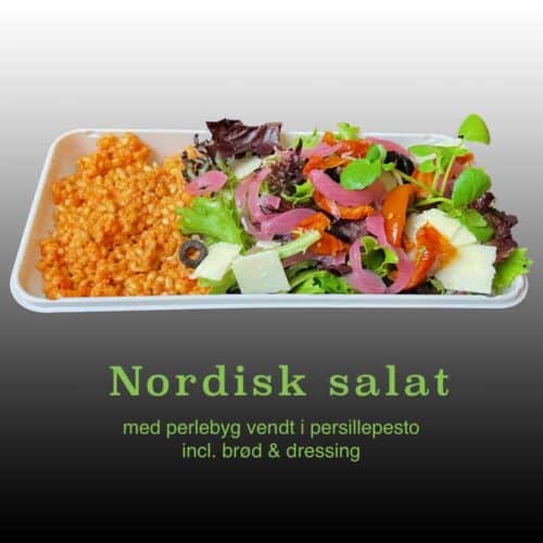 Nordisk salat med perlebyg vendt i persillepesto