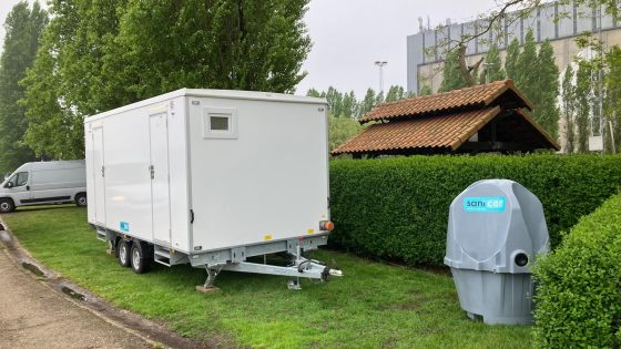 Plaszuil huren in combinatie met een toiletwagen - Sanicar