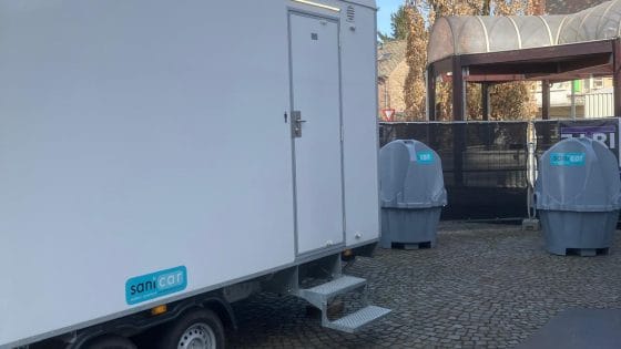 Plaszuil huren in combinatie met een toiletwagen - Sanicar