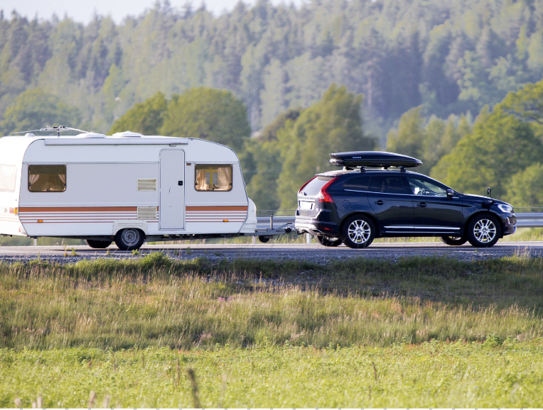 Bil med campingvogn