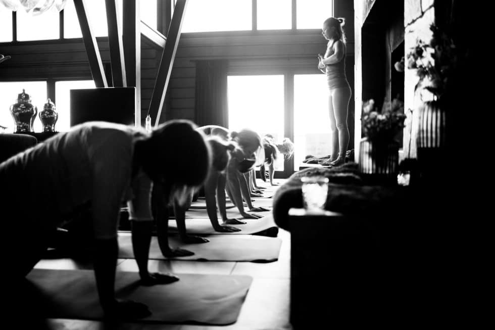 Yoga på Copperhill. The Villa är Petter Stordalens privata hus i Åre.