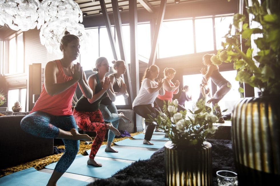 Yoga på Copperhill. The Villa är Petter Stordalens privata hus i Åre.