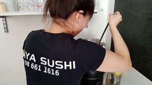 Jobba hos oss och servera misosoppa. Work with us and serve miso soup.
