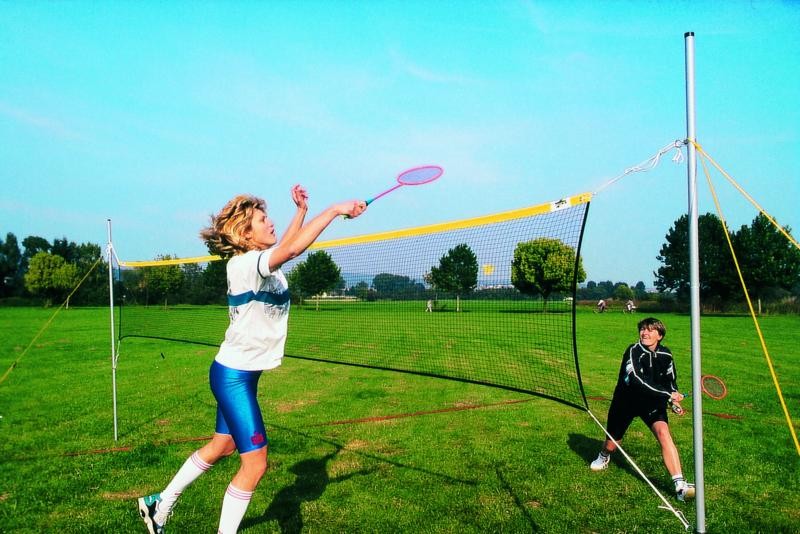 Set med badmintonnät och stolpar