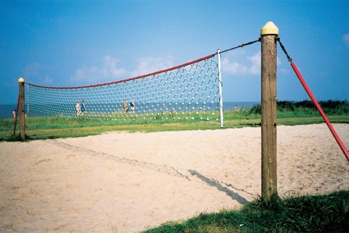 Volleybollnät med trästolpar