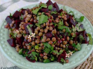 Linzensalade met bietjes, kraailook en pinksterbloem