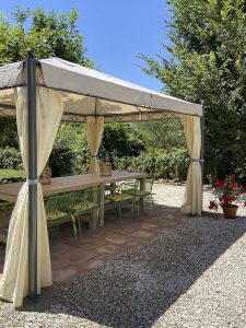 Italie-Umbrie-schildervakantie-accommodatie-luxe-villa-roccaccia-tuin-gazebo-tafel-eten-italiaans-terras-schaduw