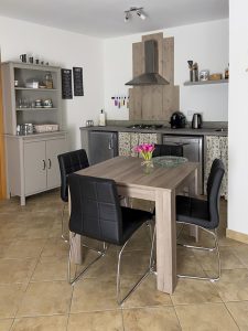 Italie-Umbrie-schildervakantie-accommodatie-villa-roccaccia-keuken-zithoek-gezellig-koken-luxe