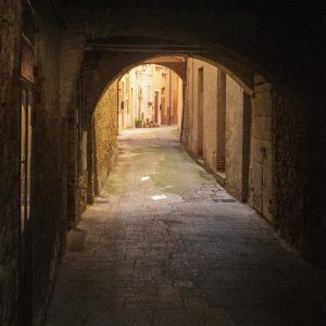 Italie-Umbrie-schildervakantie-doorkijkje-licht-straatje-typisch-italiaans-Panicale-tekenen