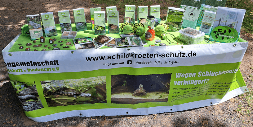 Infostand vor dem Garten der Schmetterlinge Schloss Sayn