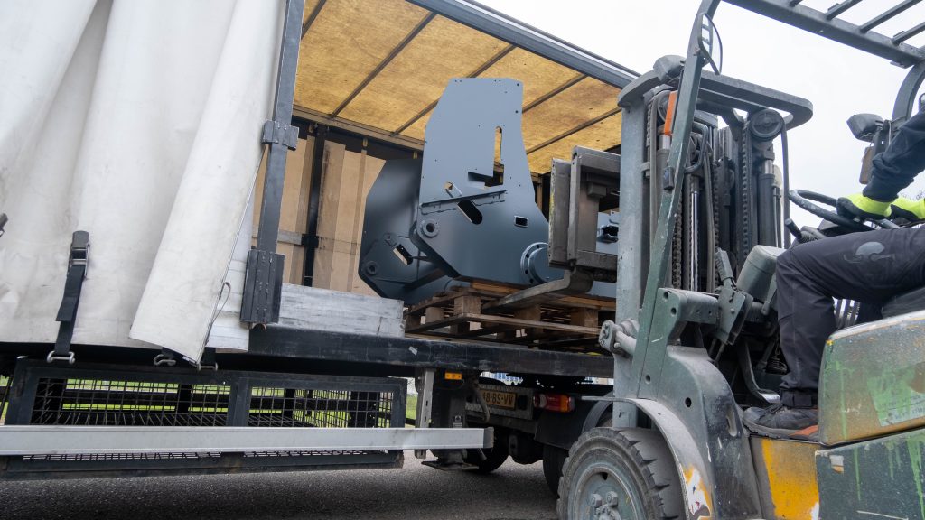 Met de heftruck producten in de transportbus van Scholtz Straaltechniek laden.