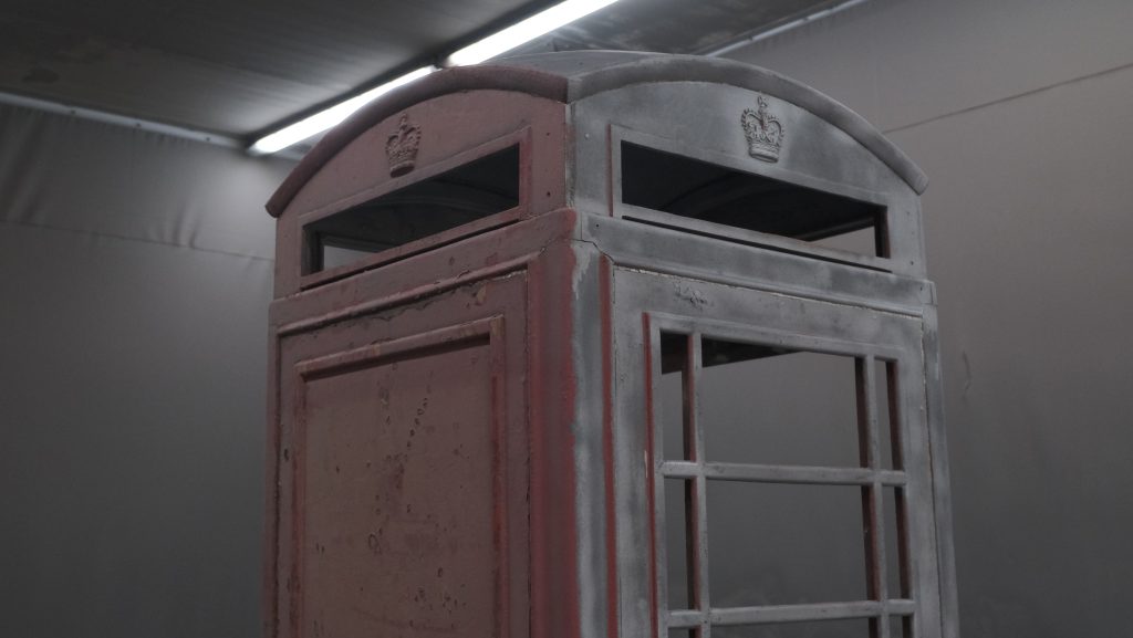 De telefooncel van Boom Transport hoe die bij ons binnenkwam.