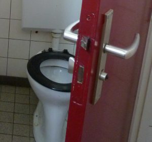 Ook de deur van een toilet van 50 jaar oud is al 250.000 keer op slot gedraaid en weer geopend.