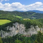 Blick auf die Semmeringbahn mit Weinzettelwandtunnel und Kreuzberg