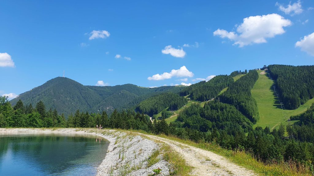 Teich mit Hirschenkogel, Erzkogel und Sonnwendstein im Hintergrund