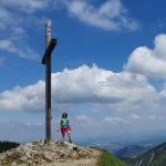 Am Erzkogel vor dem Gipfelkreuz