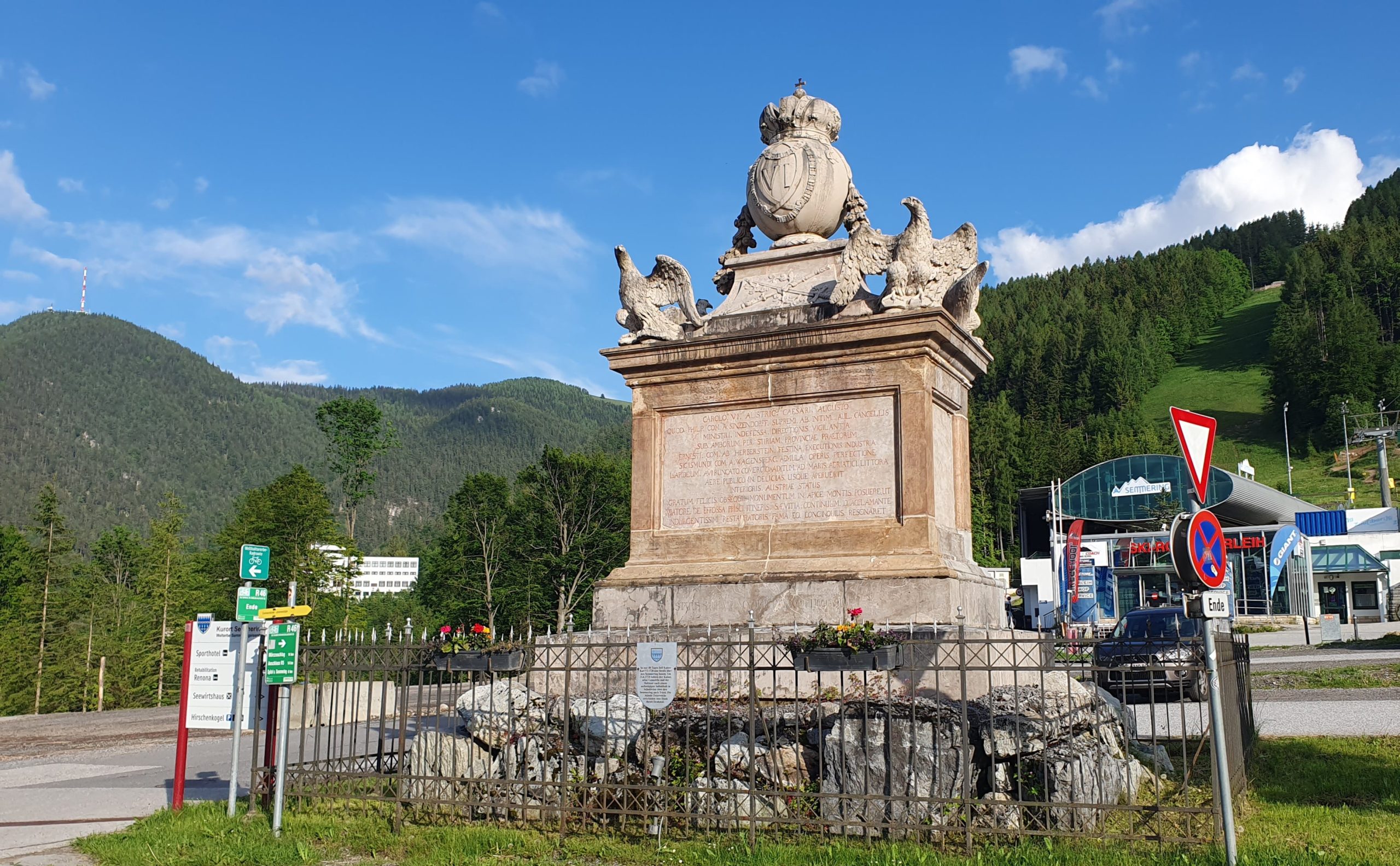 Denkmal vor der Schiarena am Semmering