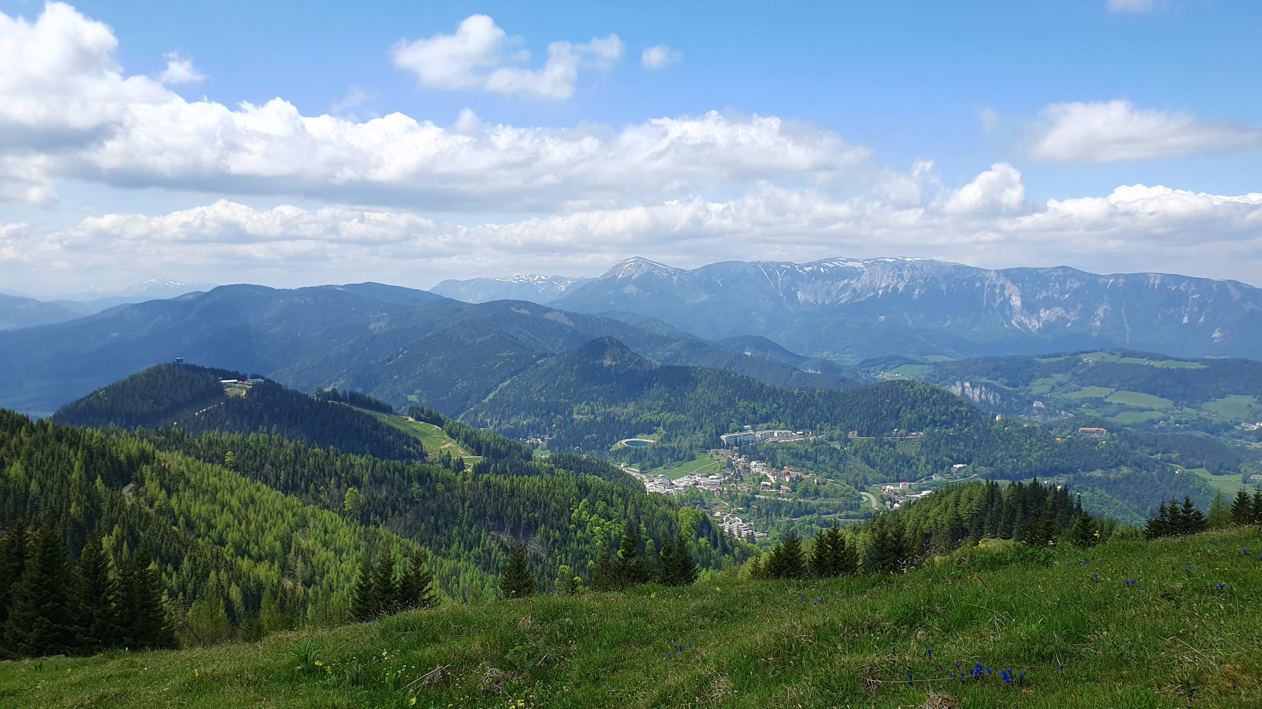 Semmering Ort vor der Bergkulisse