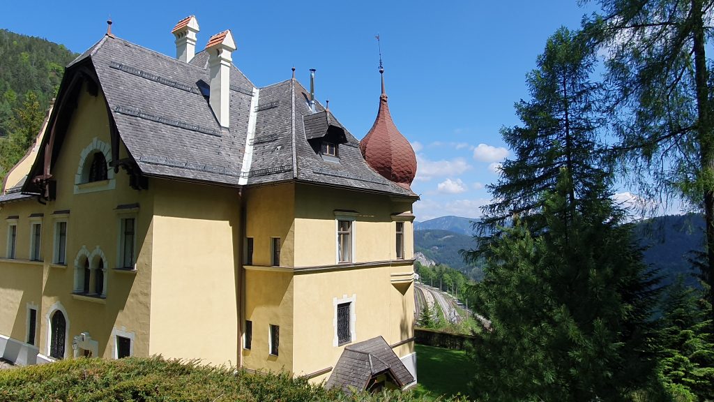 Eine Villa mit Aussicht im Sonnenlicht