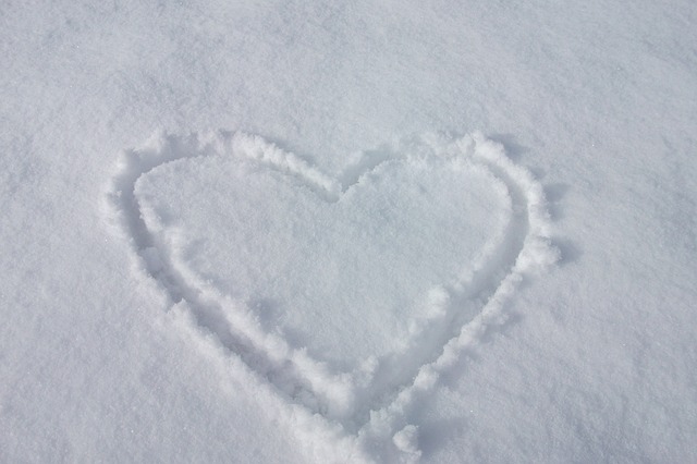 Ein Herz in Schnee gezeichnet