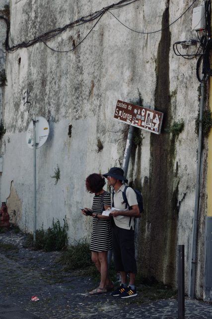 touristen an straßenschild