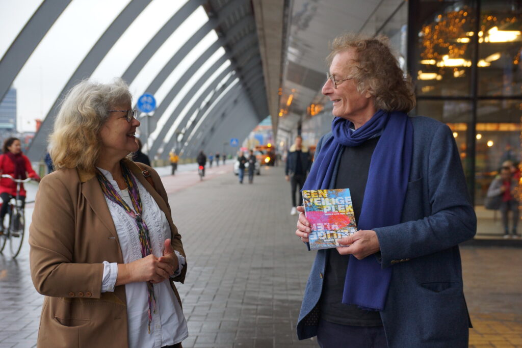 Eerste gesigneerde exemplaar voor schrijver Thomas Verbogt