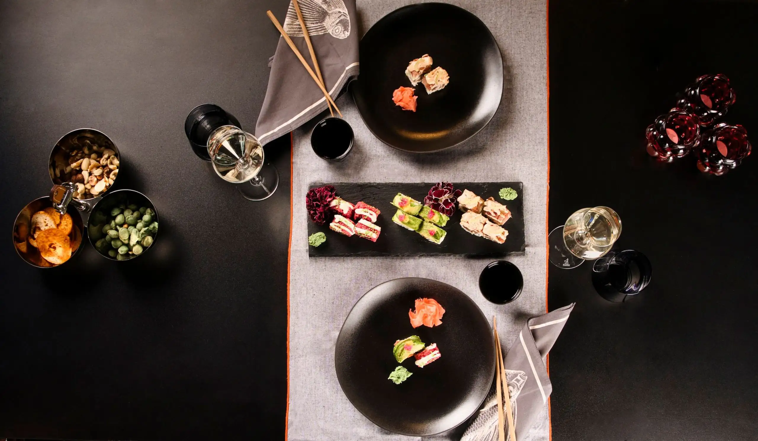 Nahaufnahme von Sushi-Tellern mit eleganter Tischdekoration.
