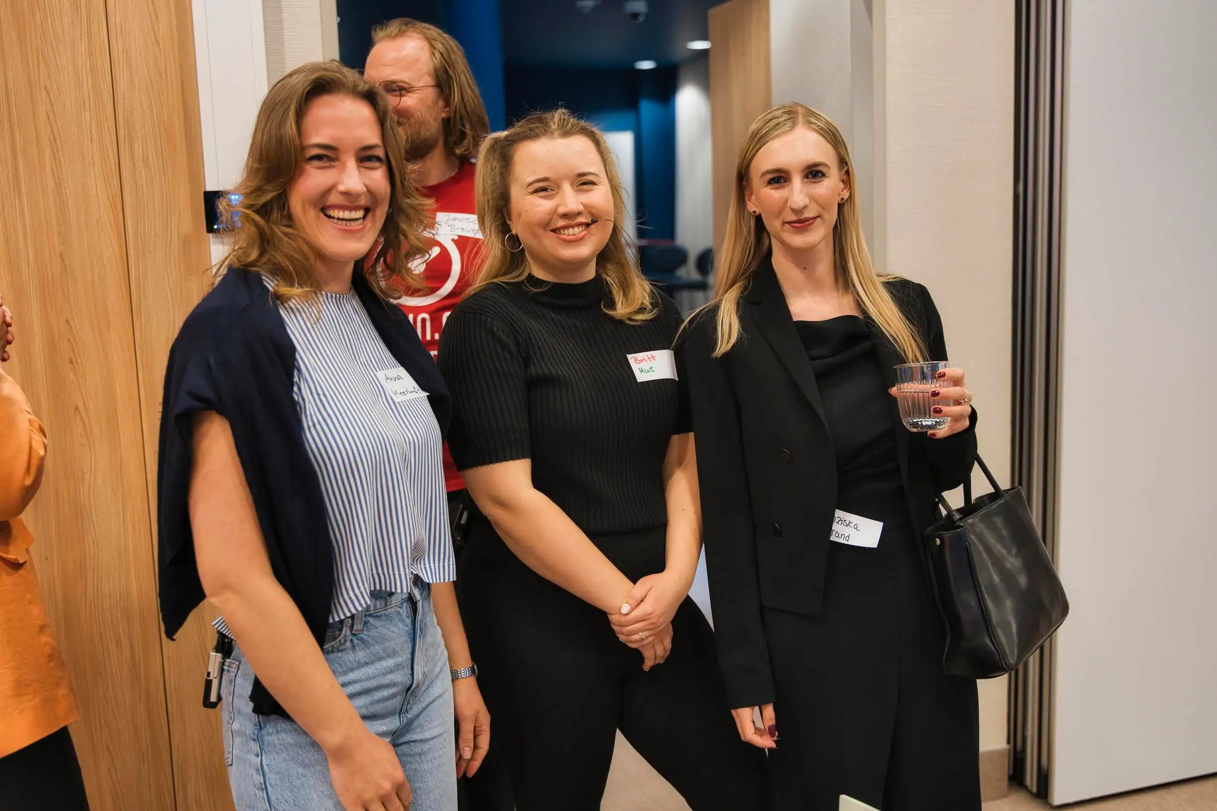 Gruppenfopto mit drei Frauen bei einem Event