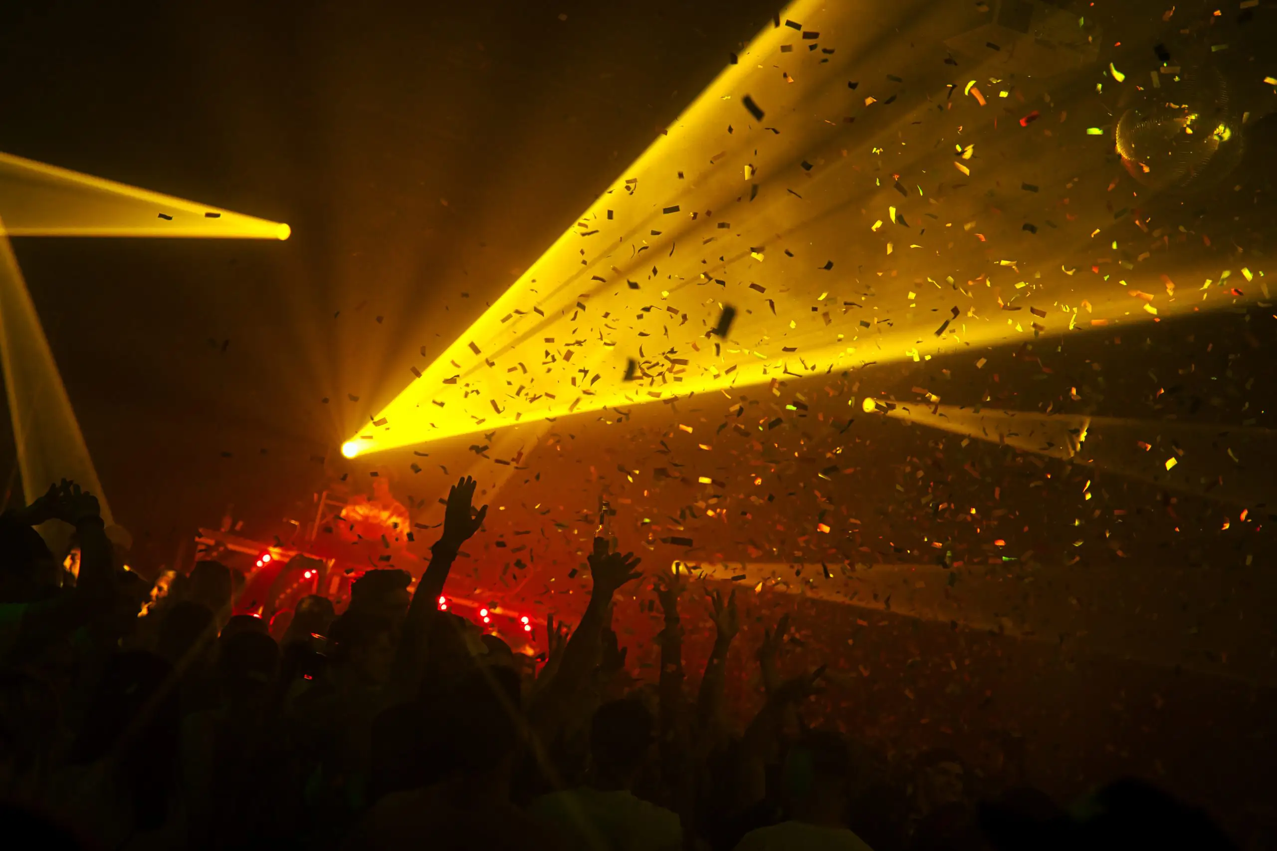 Partyaufnahme mit feiernden Menschen und Lichteffekten