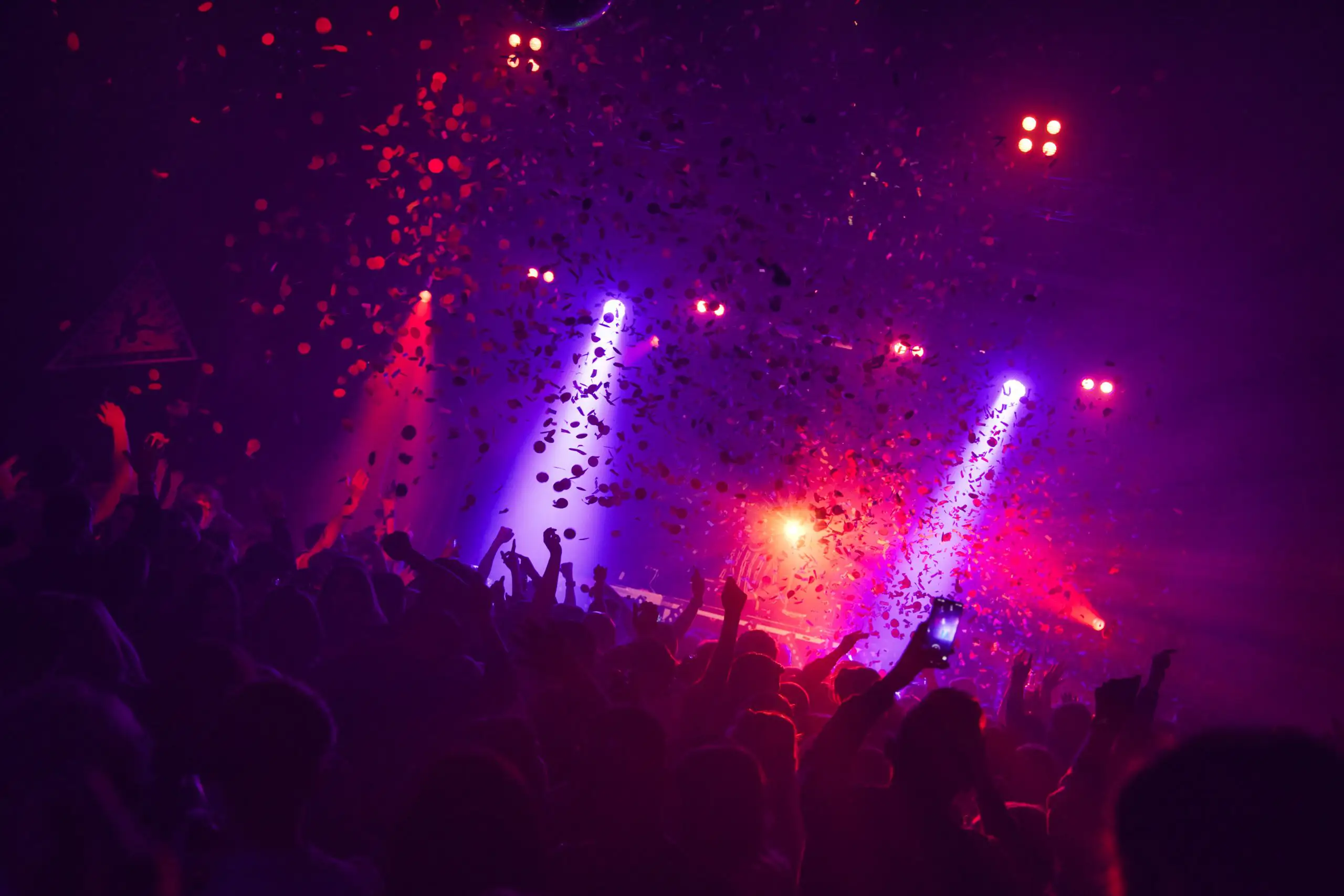 Partyaufnahme mit Konfetti