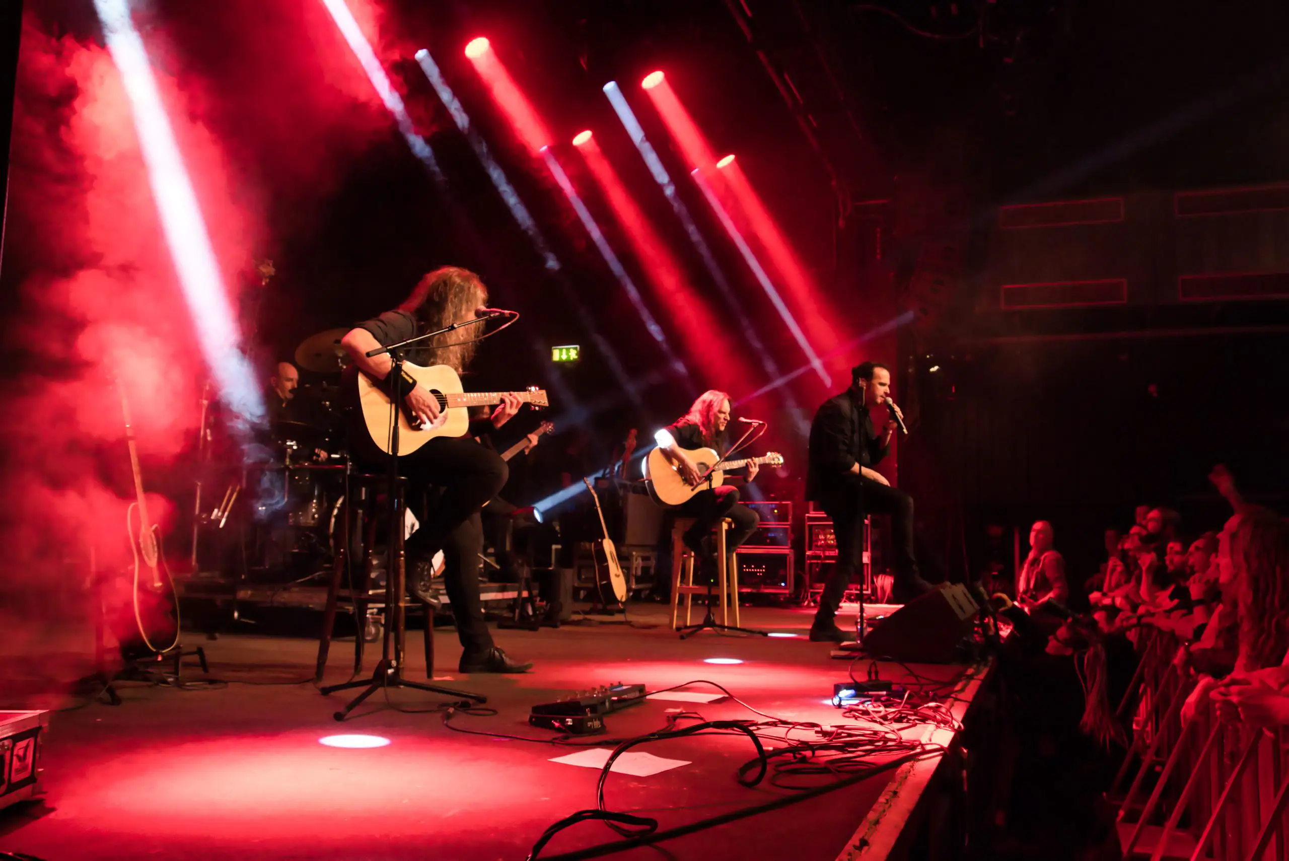 Band auf Bühne mit roter Lichtstimmung