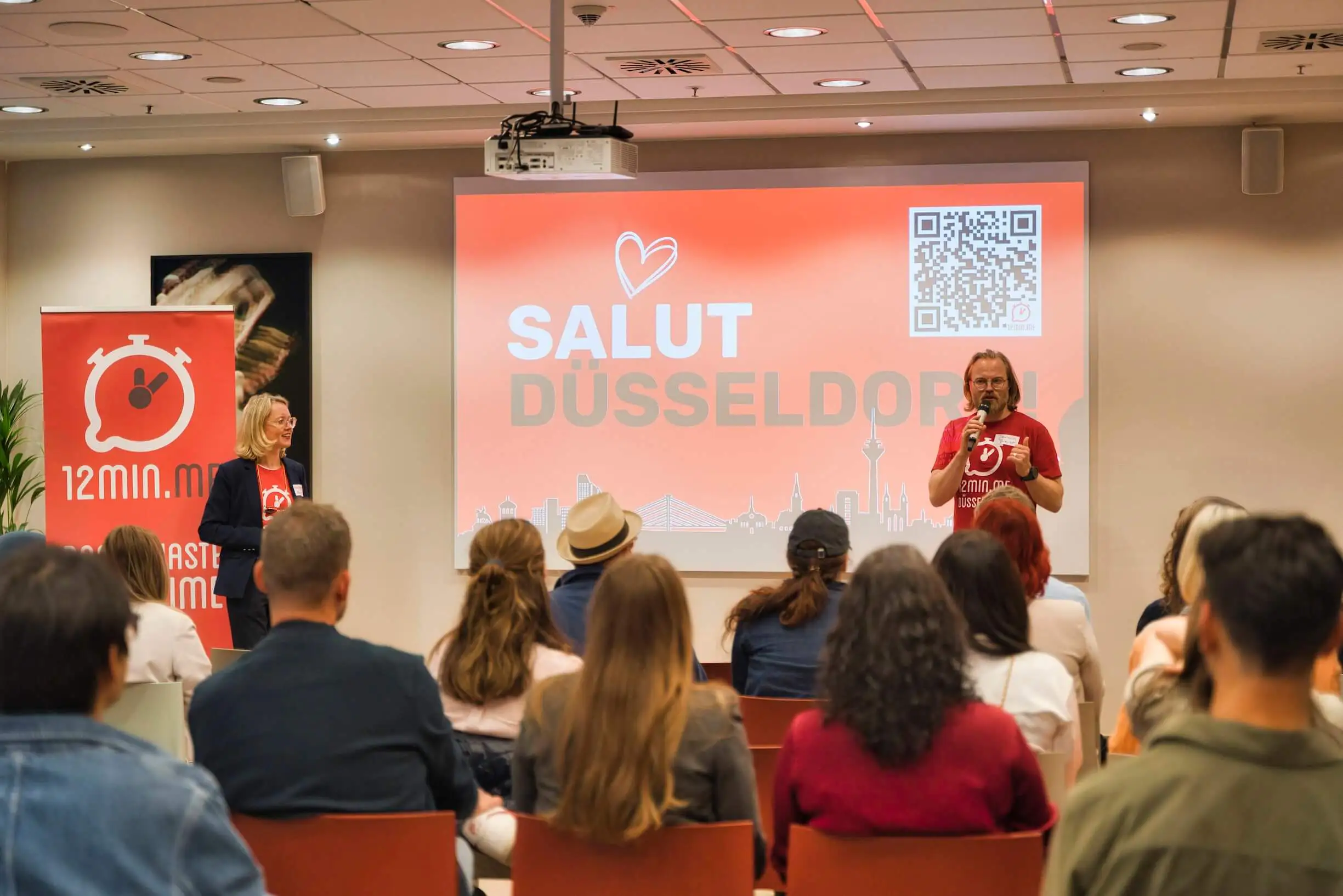 Speaker auf Konferenzbühne