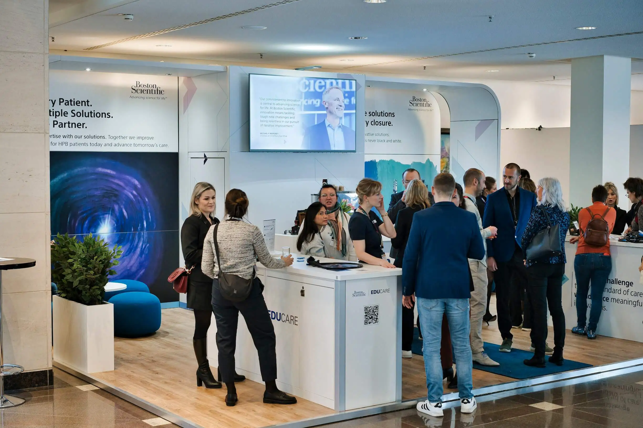 Unternehmenspräsentation mit Teilnehmern, aufgenommen vom Event Fotograf