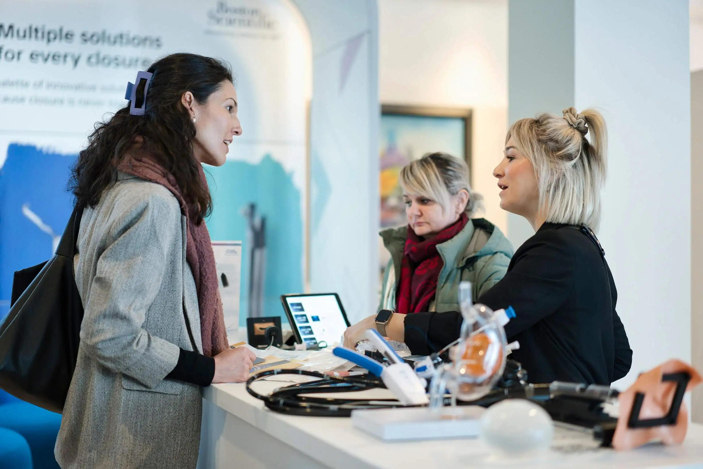 Event Fotograf begleitet Business Networking in modernem Umfeld.