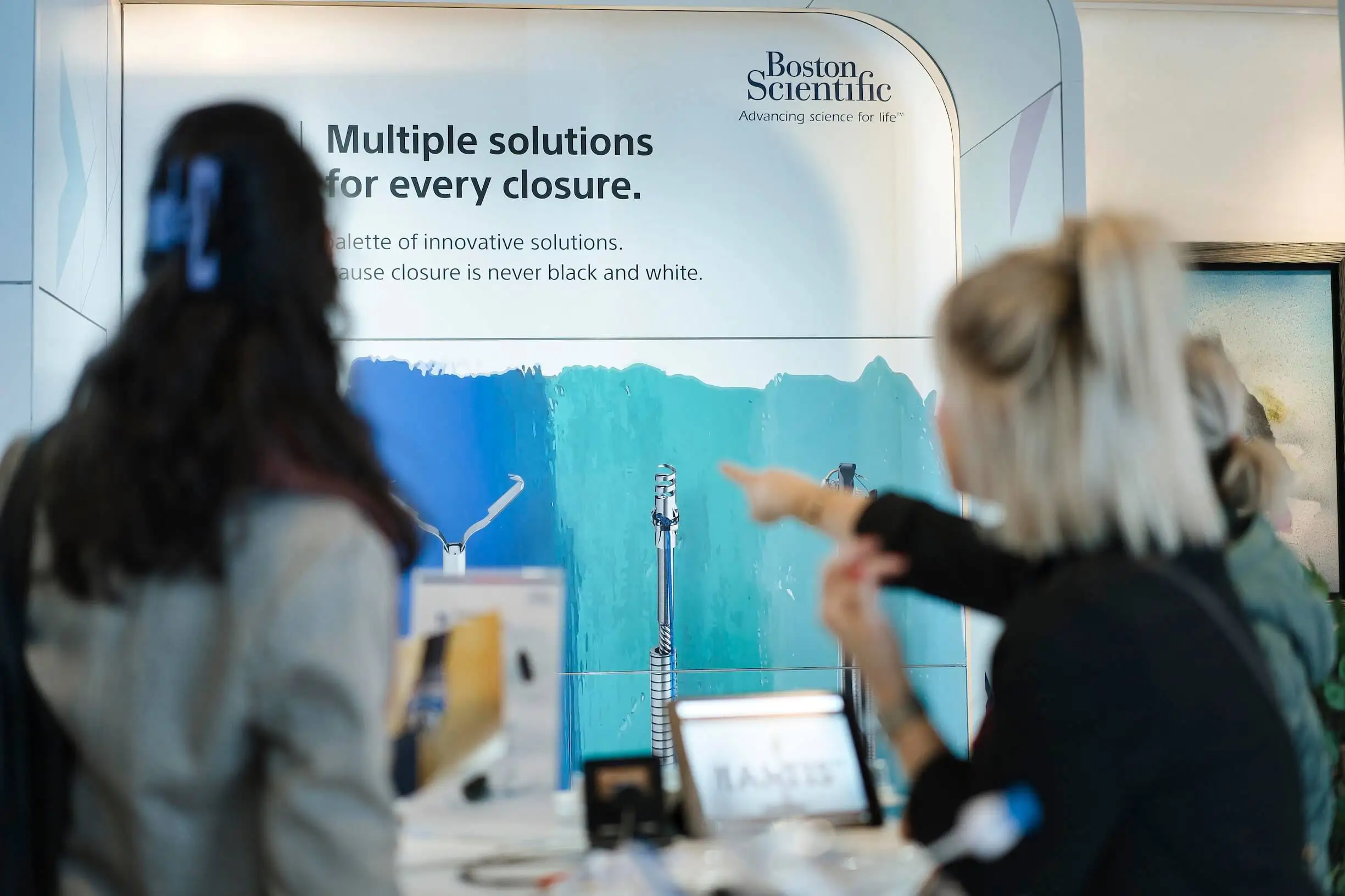 Gesprächssituation am Messestand, authentisch eingefangen vom Event Fotogra