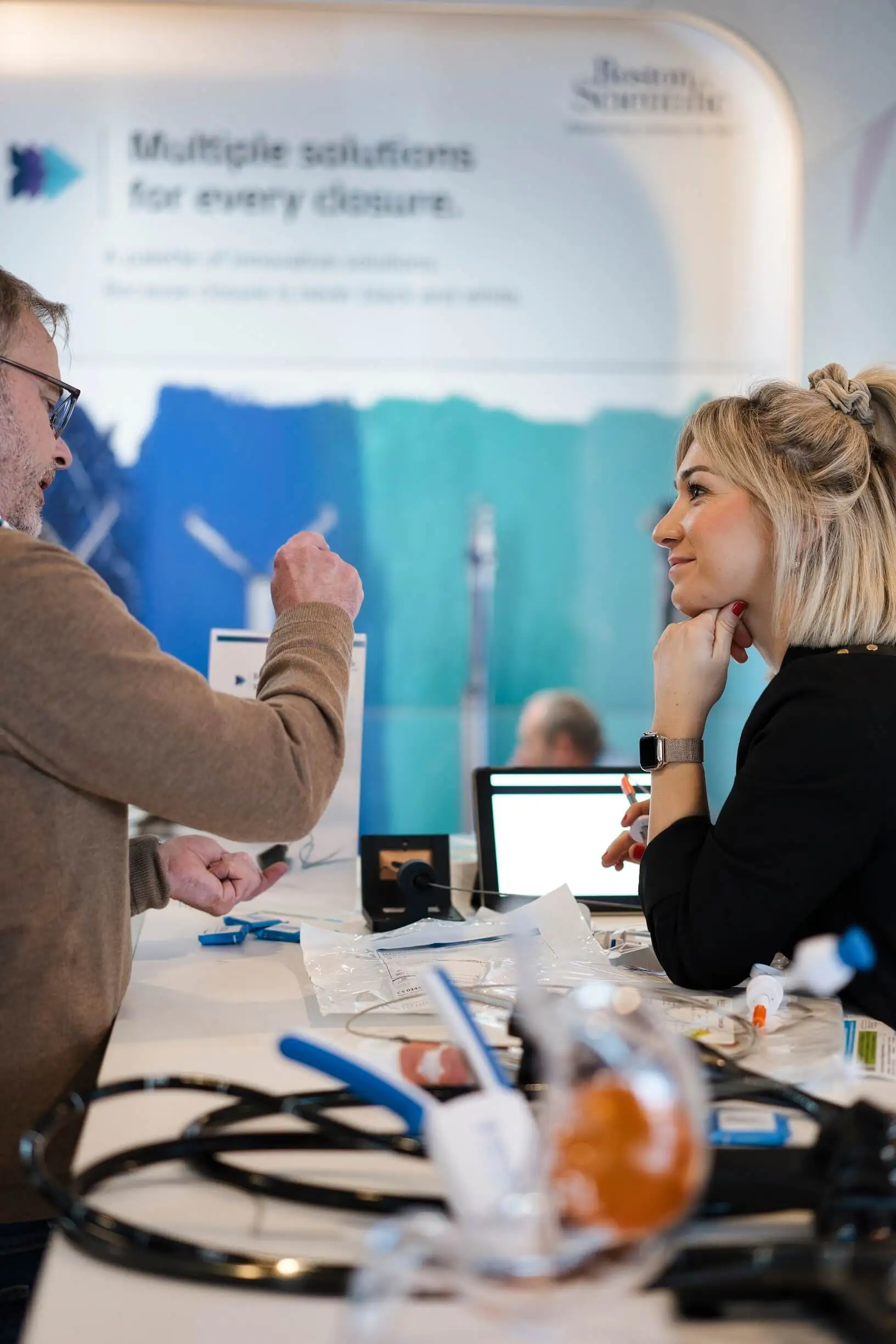 Event Fotograf dokumentiert Networking am Messestand